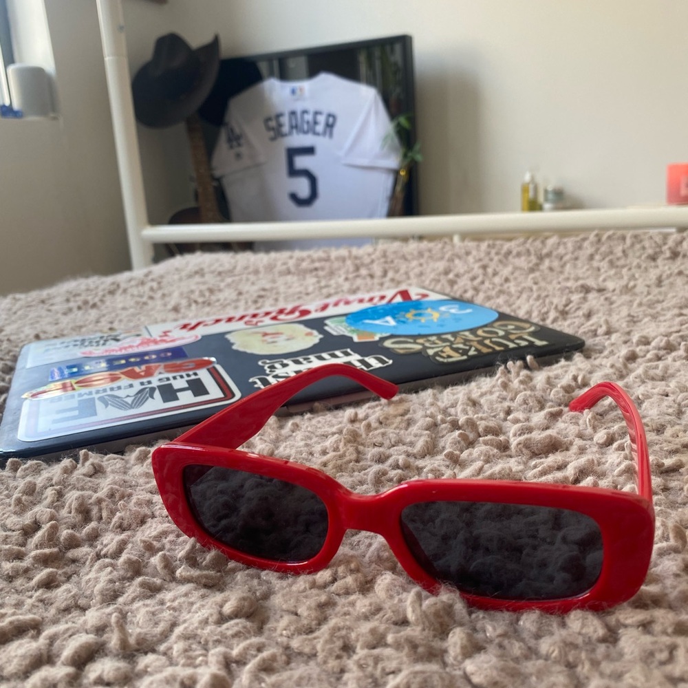 VINTAGE | Retro Red Rectangular Sunglasses - Picture 2 of 4